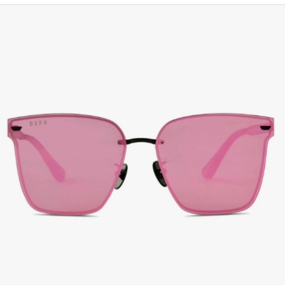 Diff Eyewear Bella-V Sunglasses- Matte Black/Pink Mirrored